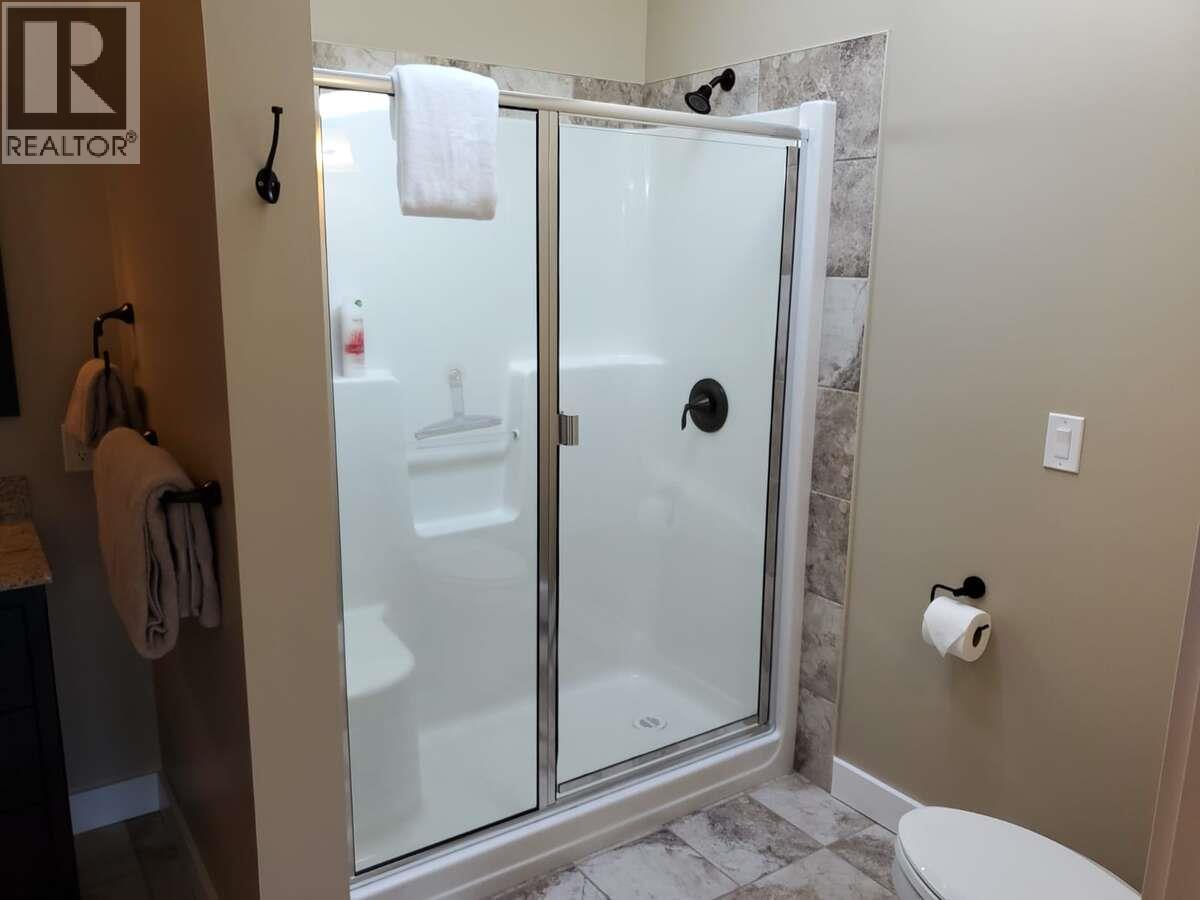9200 Shale Avenue, Summerland, BC - Indoor Photo Showing Bathroom