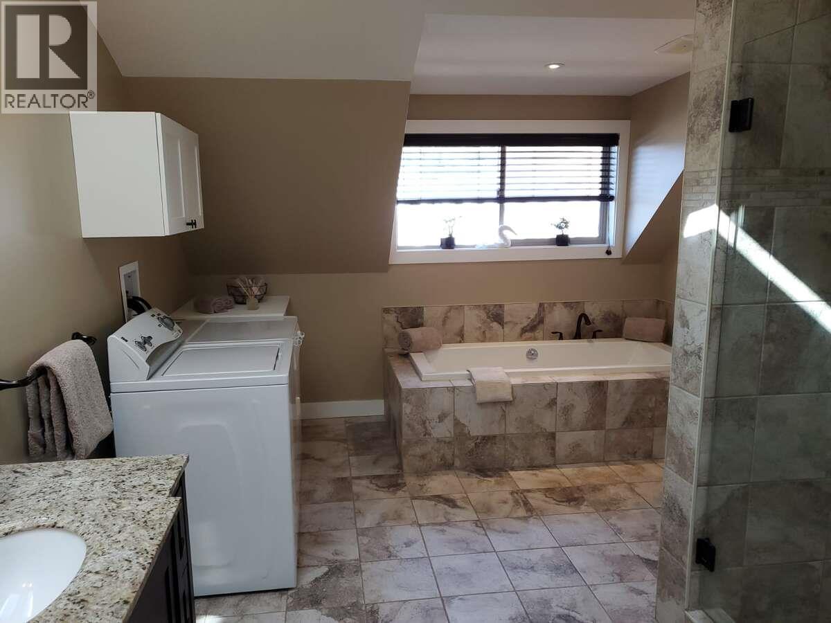 9200 Shale Avenue, Summerland, BC - Indoor Photo Showing Bathroom