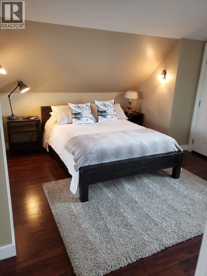 9200 Shale Avenue, Summerland, BC - Indoor Photo Showing Bedroom