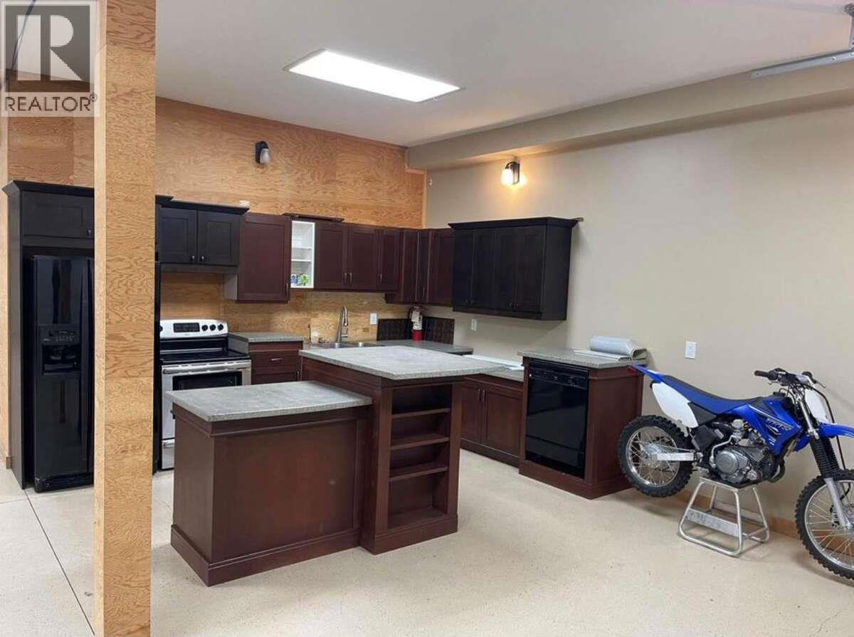 9200 Shale Avenue, Summerland, BC - Indoor