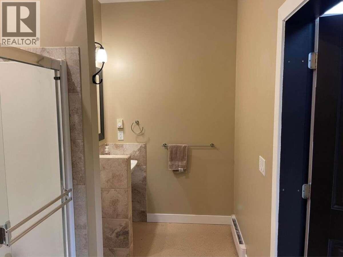 9200 Shale Avenue, Summerland, BC - Indoor Photo Showing Bathroom