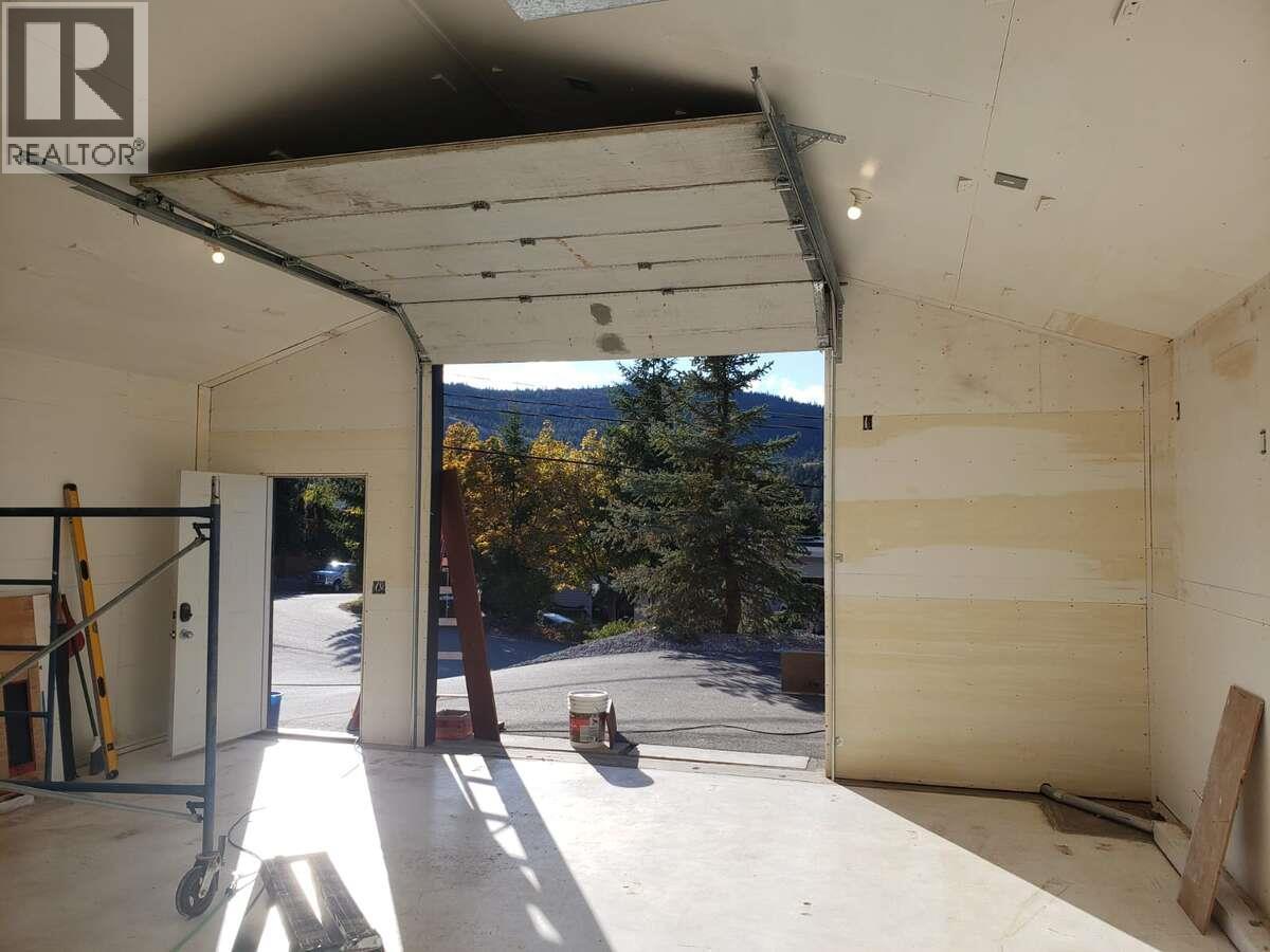 9200 Shale Avenue, Summerland, BC - Indoor Photo Showing Garage