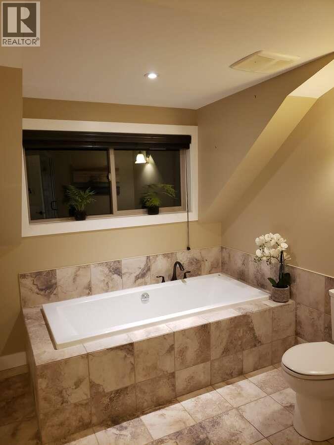 9200 Shale Avenue, Summerland, BC - Indoor Photo Showing Bathroom