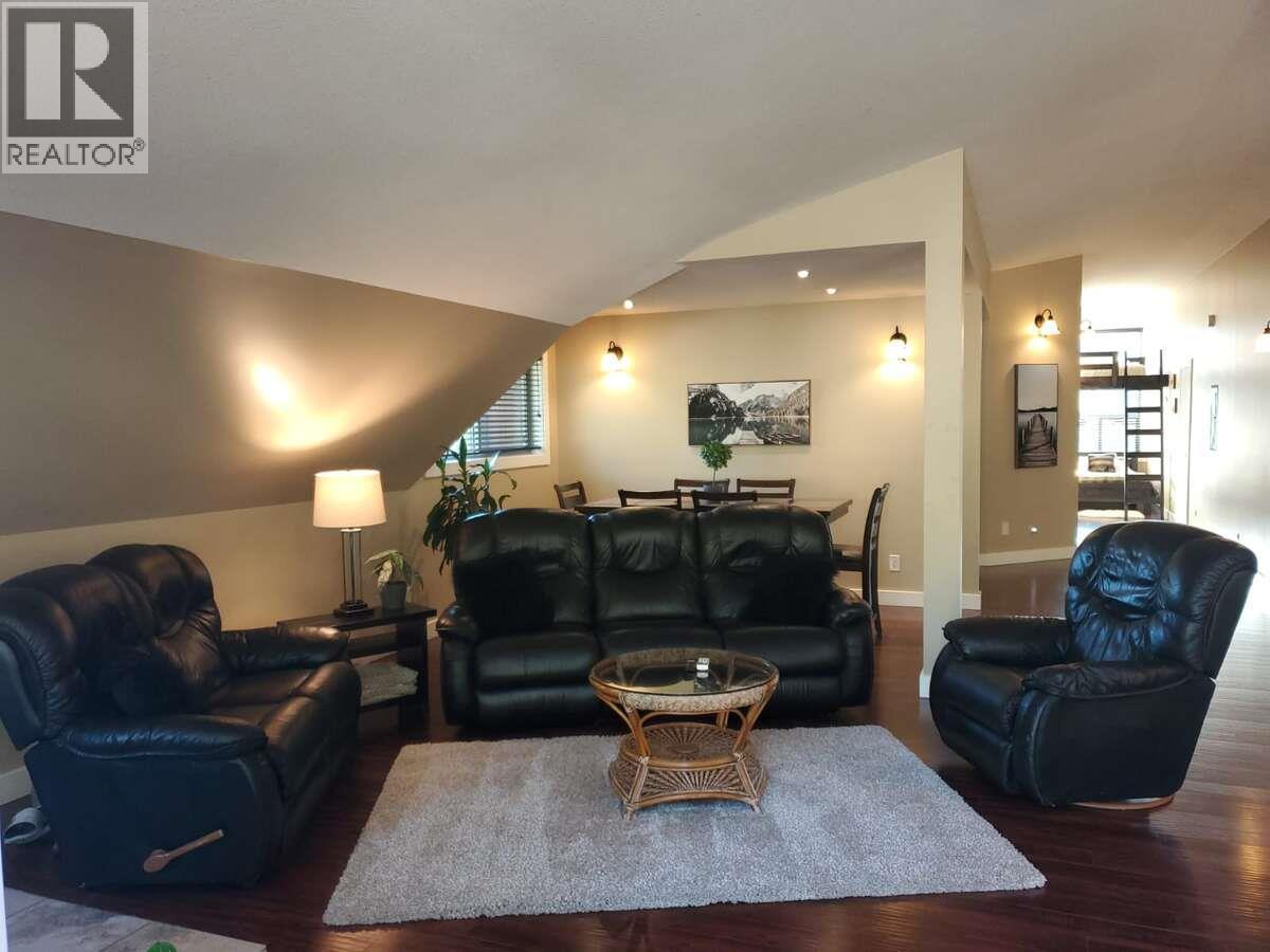 9200 Shale Avenue, Summerland, BC - Indoor Photo Showing Living Room