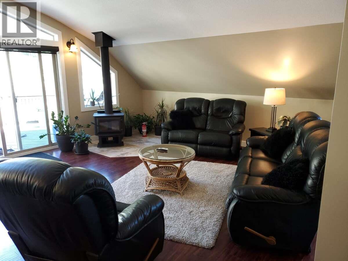 9200 Shale Avenue, Summerland, BC - Indoor Photo Showing Living Room
