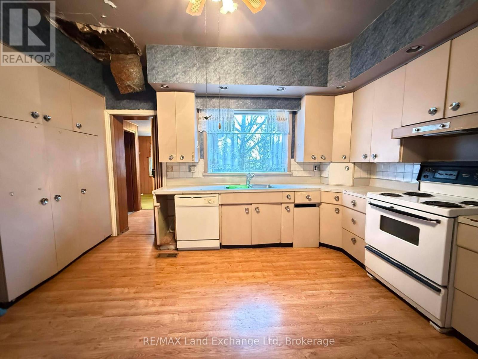 126 Diagonal Road, North Huron (Wingham), ON - Indoor Photo Showing Kitchen