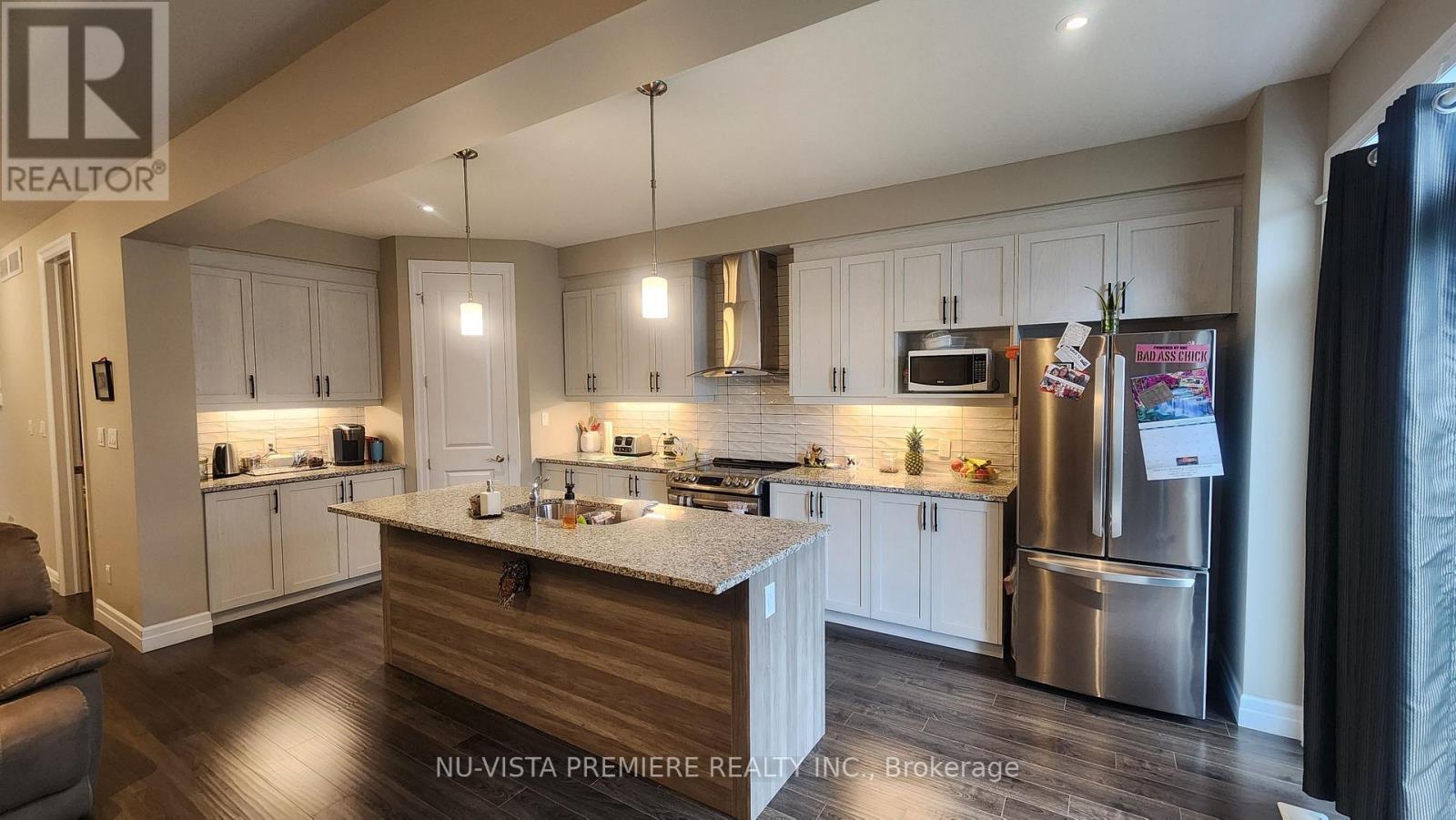 3074 Turner Crescent, London South (South U), ON - Indoor Photo Showing Kitchen With Upgraded Kitchen