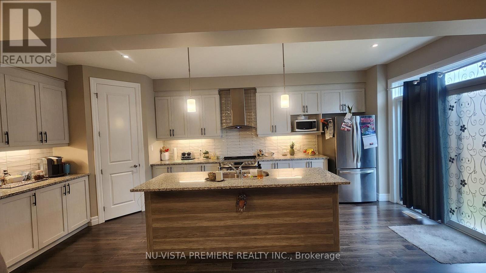 3074 Turner Crescent, London South (South U), ON - Indoor Photo Showing Kitchen With Upgraded Kitchen