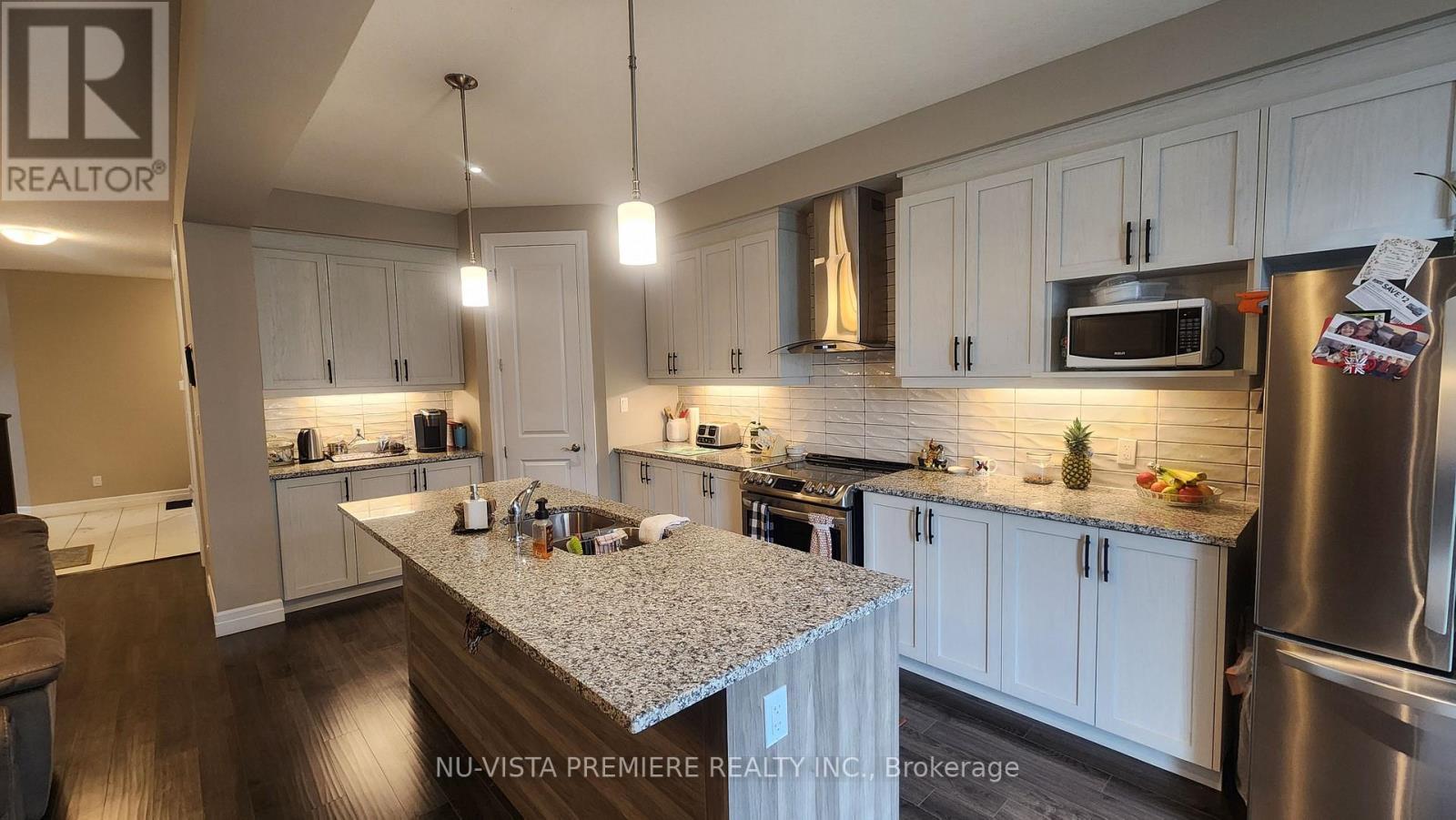 3074 Turner Crescent, London South (South U), ON - Indoor Photo Showing Kitchen With Upgraded Kitchen