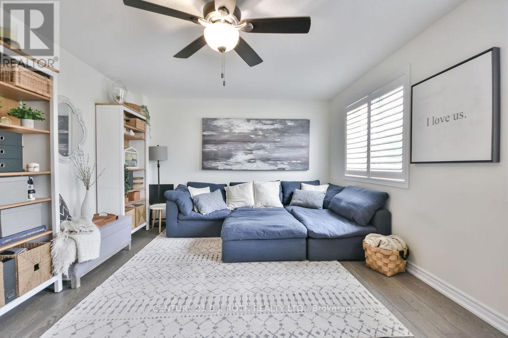 3 - 49 Ferndale Drive S, Barrie, ON - Indoor Photo Showing Living Room