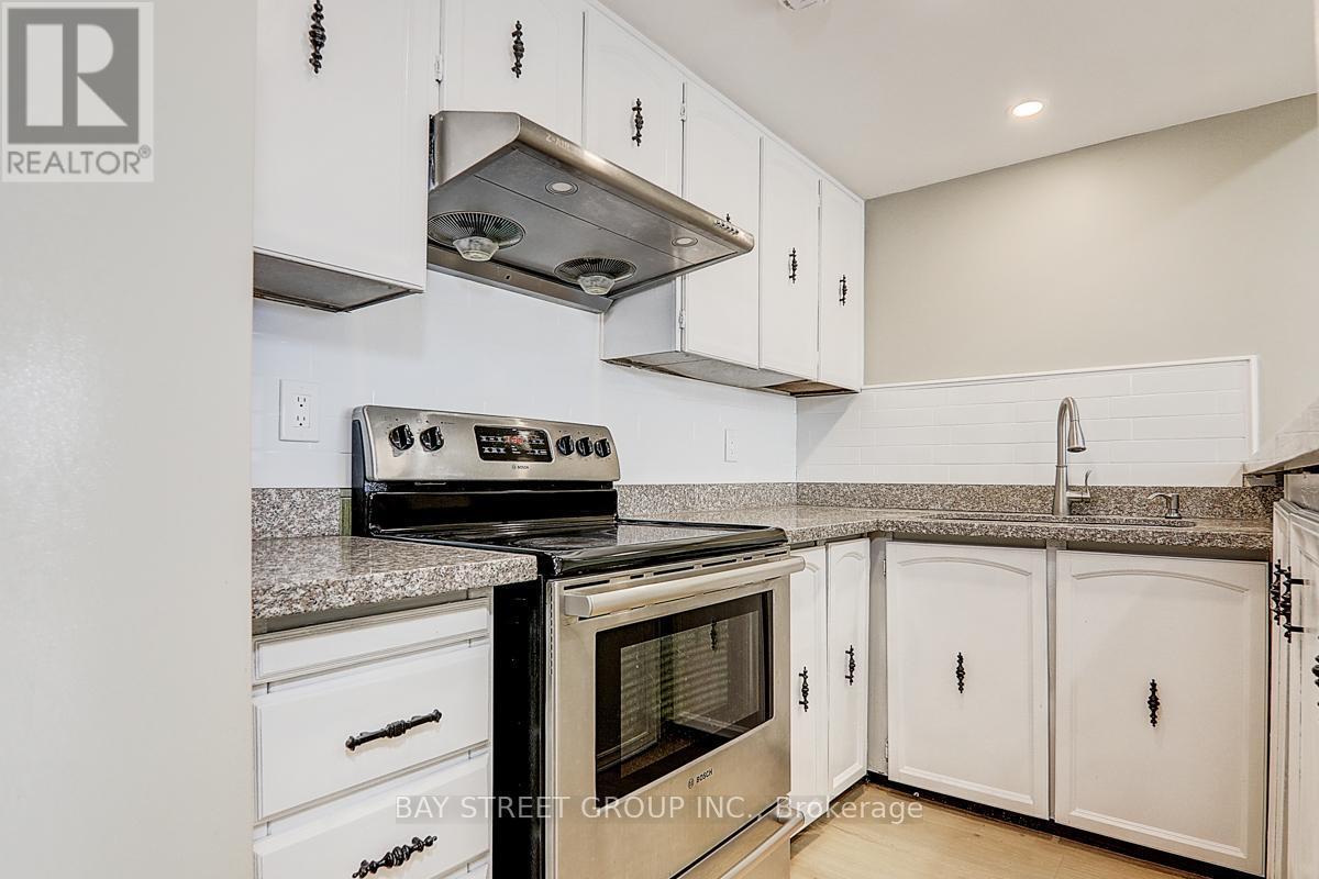 17 Newdawn Crescent, Toronto, ON - Indoor Photo Showing Kitchen