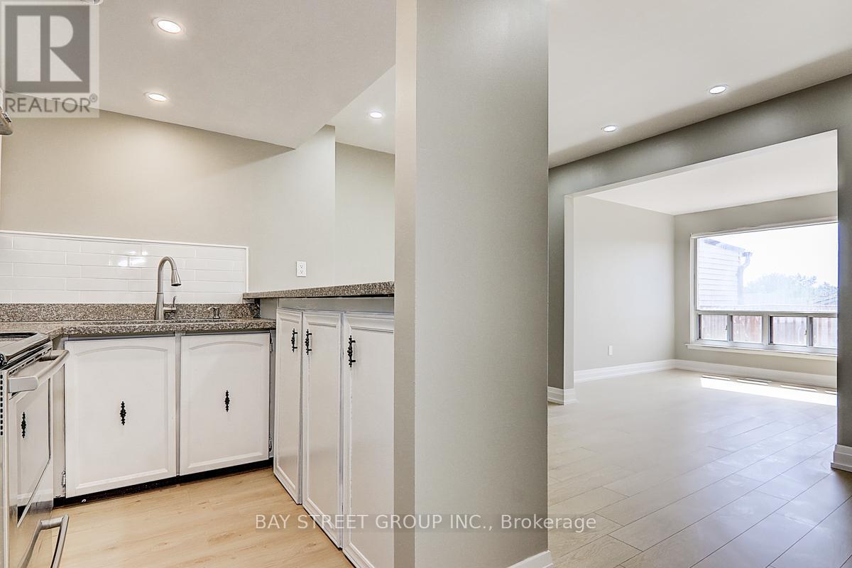 17 Newdawn Crescent, Toronto, ON - Indoor Photo Showing Kitchen