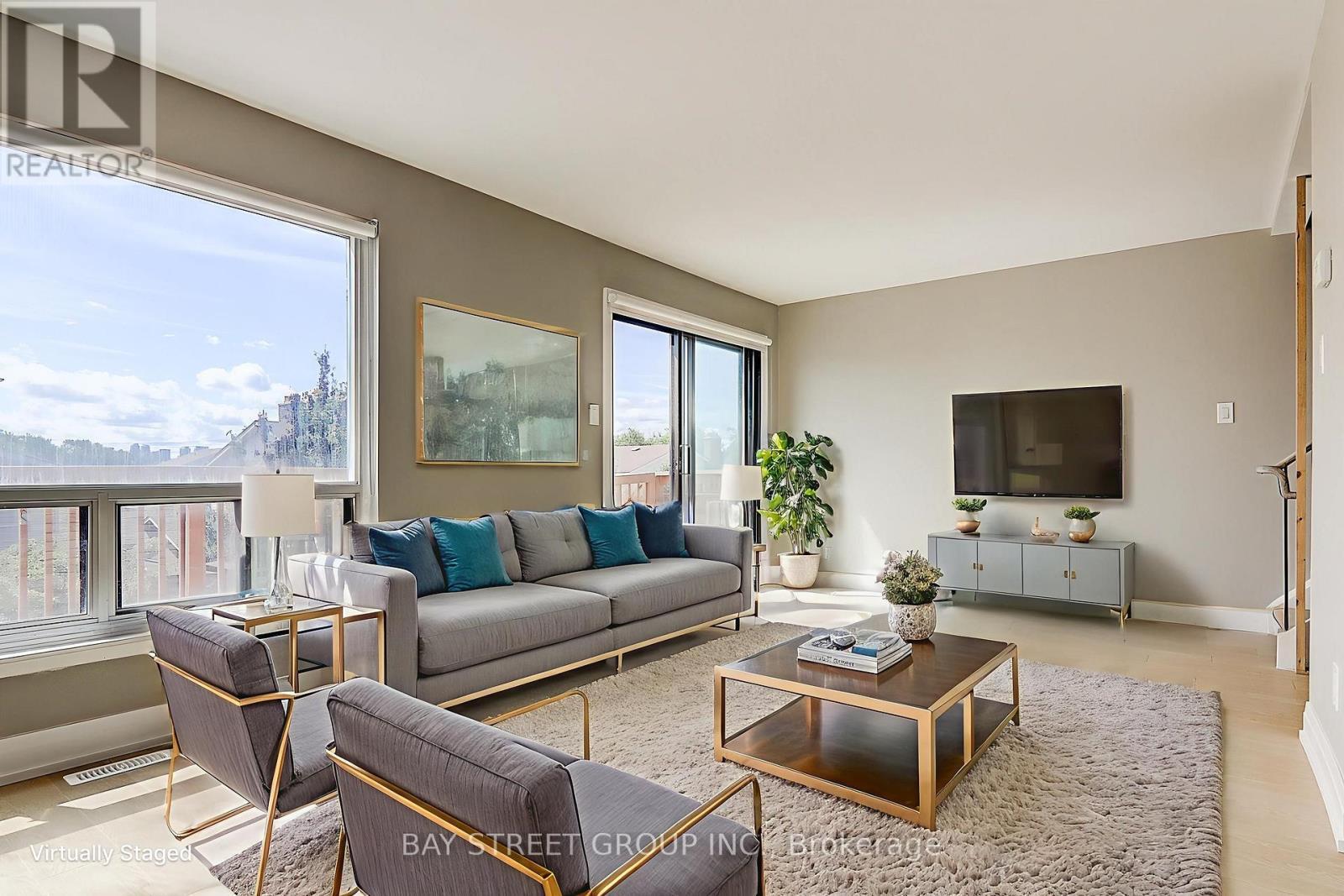 17 Newdawn Crescent, Toronto, ON - Indoor Photo Showing Living Room
