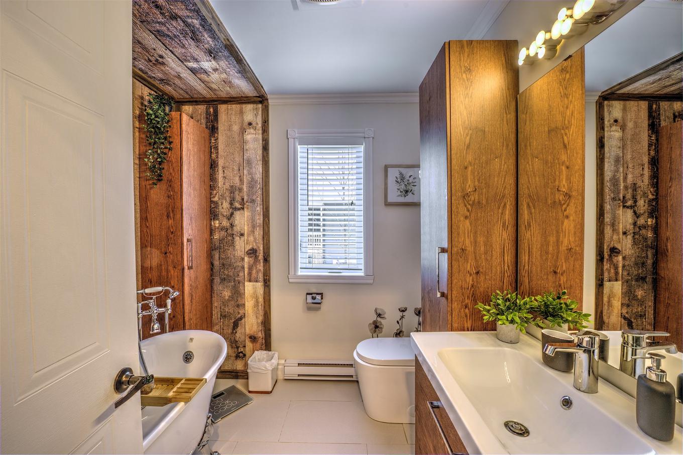 Bathroom - 842 Boul. Des Monts, Sainte-Adèle, QC - Indoor Photo Showing Bathroom