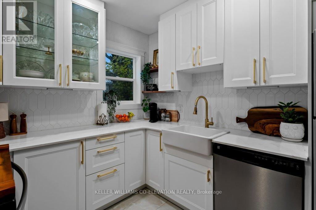 276 Graham Avenue S, Hamilton, ON - Indoor Photo Showing Kitchen