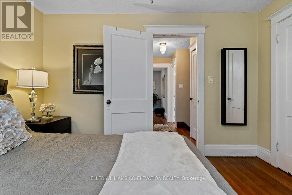 276 Graham Avenue S, Hamilton, ON - Indoor Photo Showing Bedroom