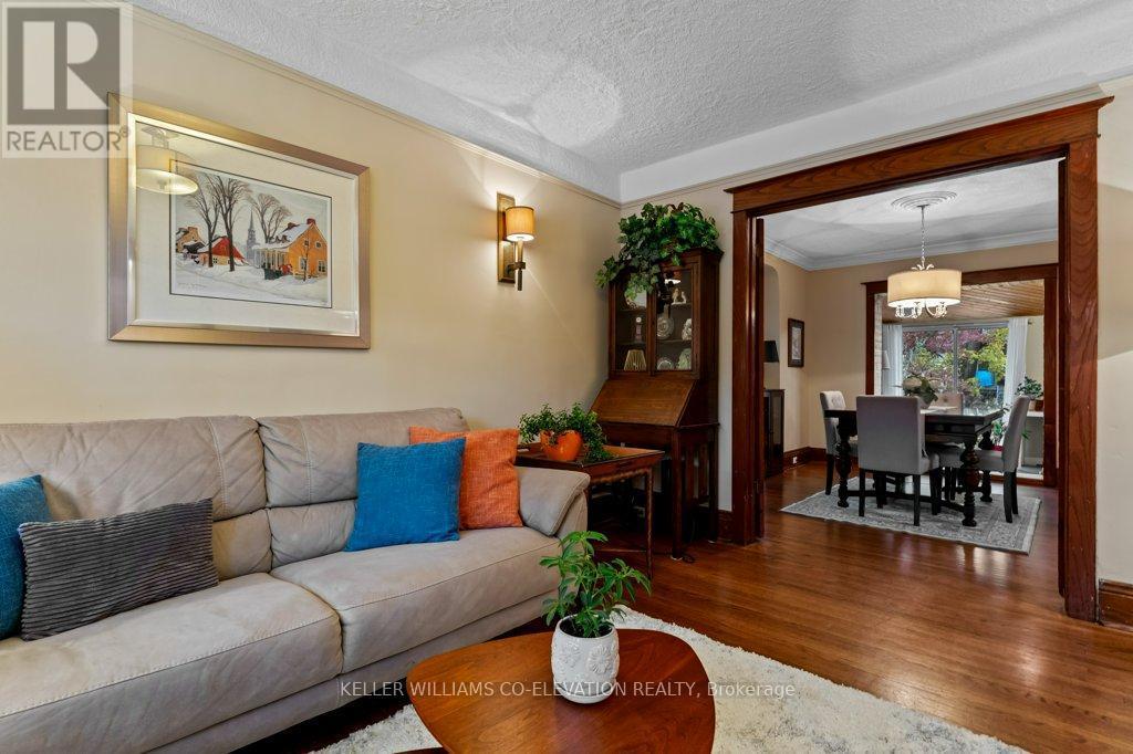 276 Graham Avenue S, Hamilton, ON - Indoor Photo Showing Living Room