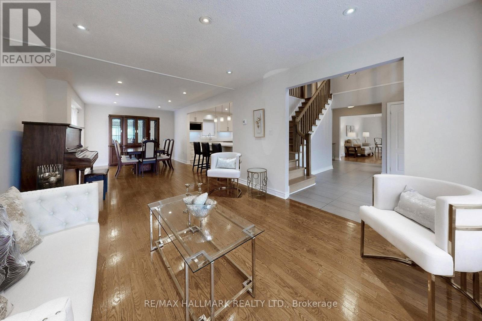 2 Butterfield Drive, Toronto, ON - Indoor Photo Showing Living Room