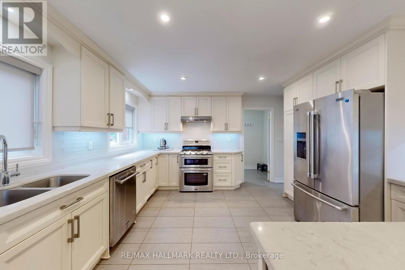 2 Butterfield Drive, Toronto, ON - Indoor Photo Showing Kitchen With Double Sink With Upgraded Kitchen