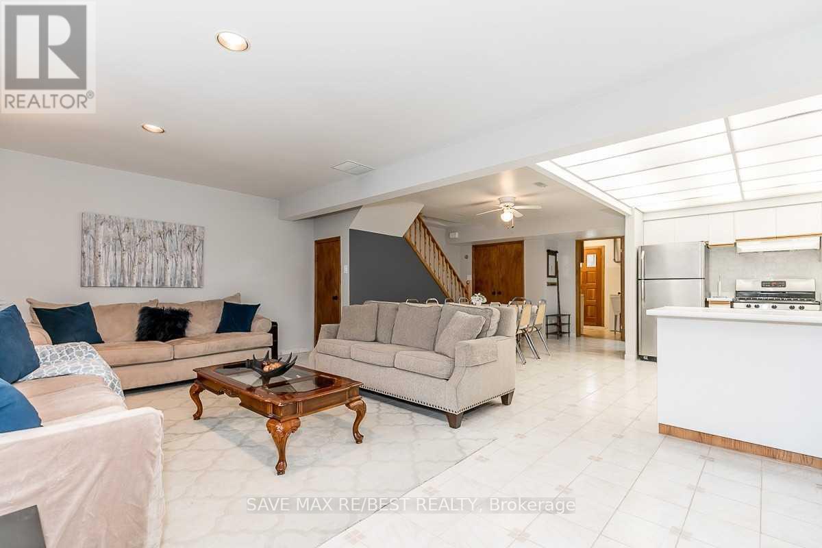 #B - 910 Concession Rd 17 W, Tiny, ON - Indoor Photo Showing Living Room