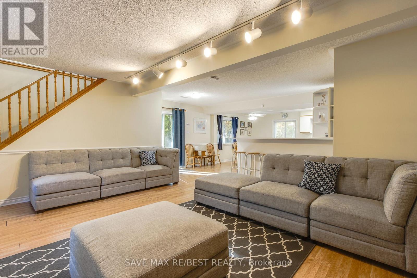 #B - 910 Concession Rd 17 W, Tiny, ON - Indoor Photo Showing Living Room