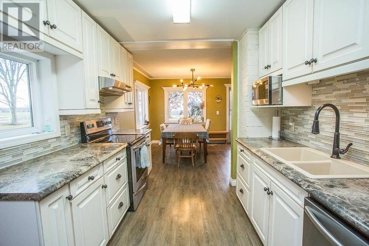 15669 Highway 17 E, Thessalon, ON - Indoor Photo Showing Kitchen With Double Sink With Upgraded Kitchen