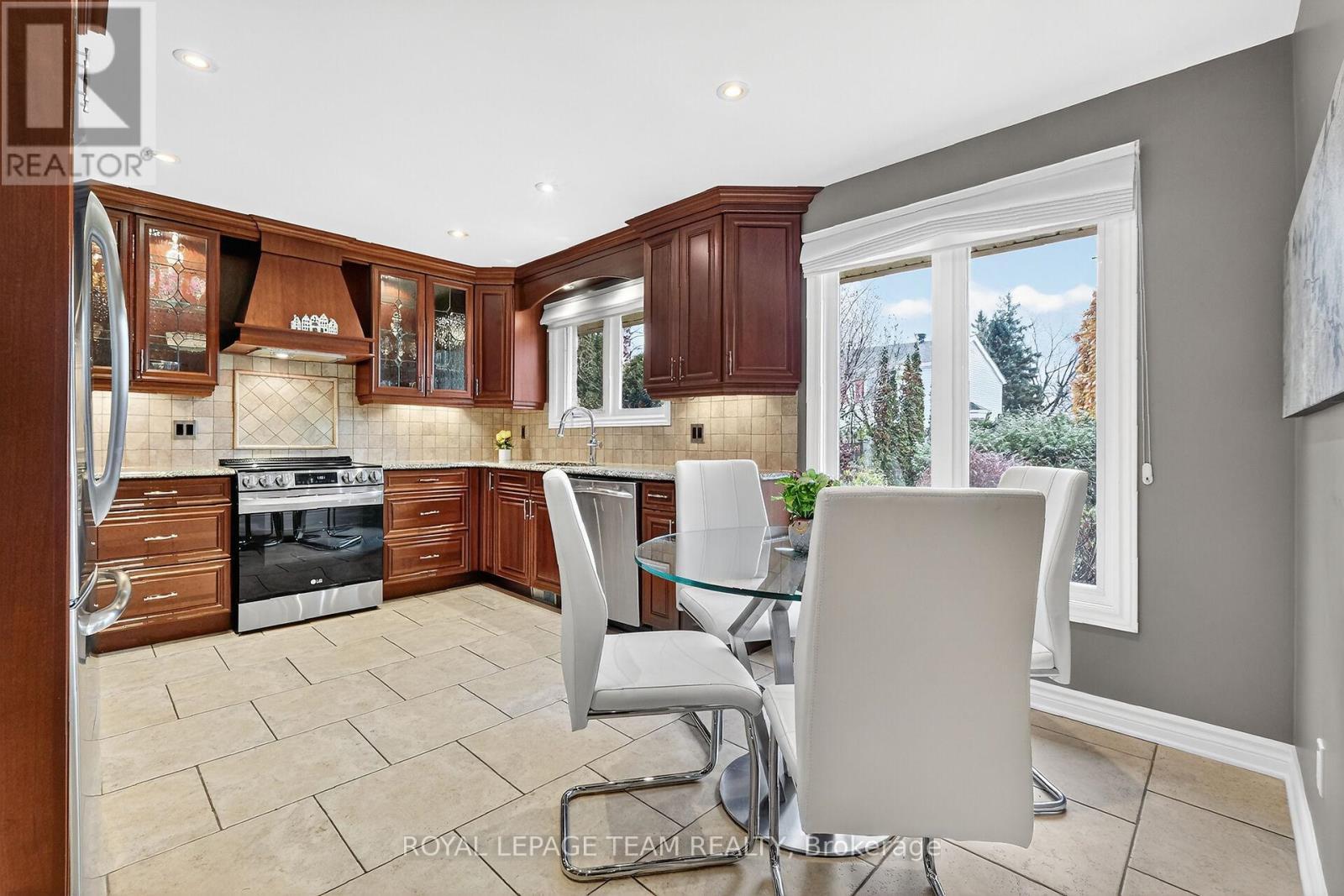 1768 Featherston Drive, Ottawa, ON - Indoor