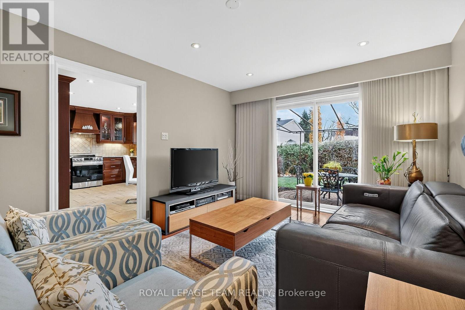 1768 Featherston Drive, Ottawa, ON - Indoor Photo Showing Living Room