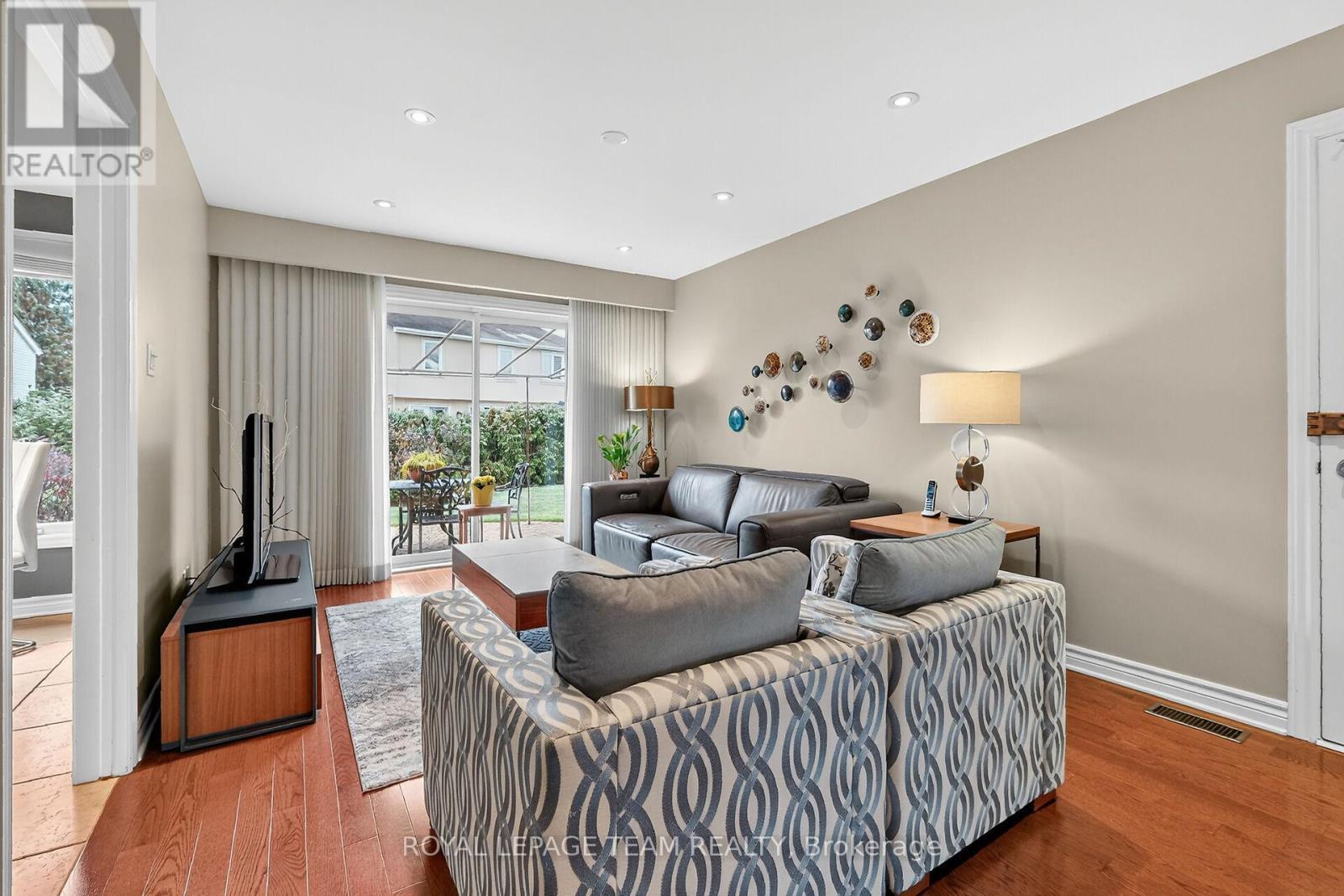 1768 Featherston Drive, Ottawa, ON - Indoor Photo Showing Living Room