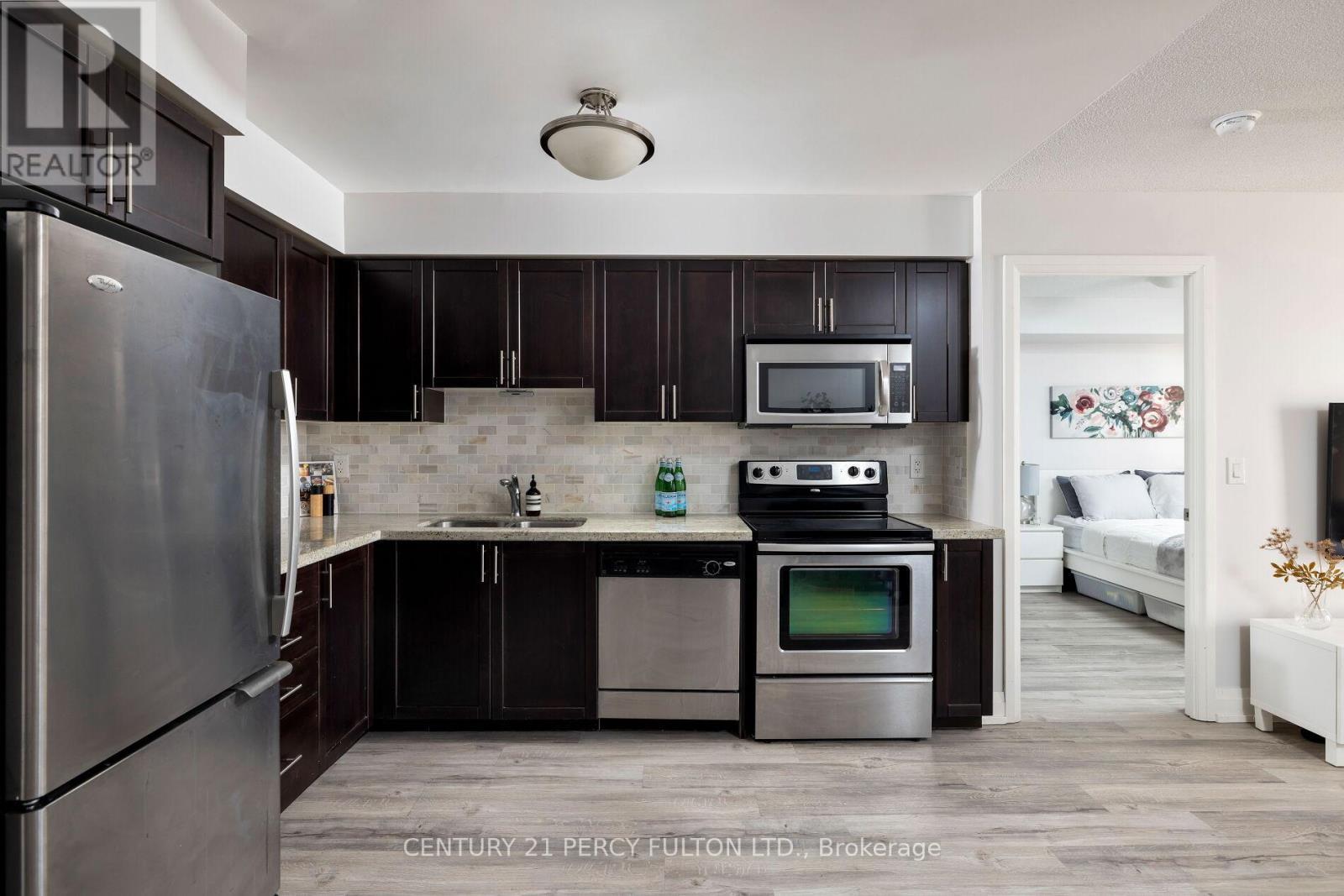 801 - 1 De Boers Drive, Toronto, ON - Indoor Photo Showing Kitchen With Upgraded Kitchen