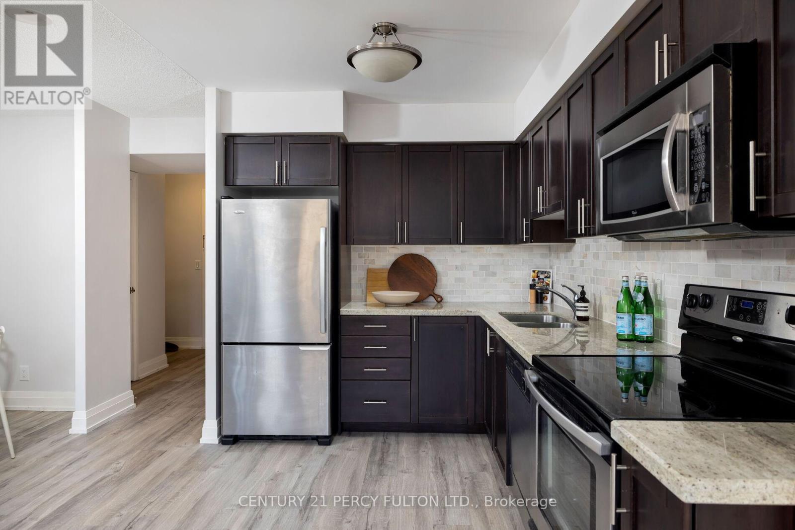 801 - 1 De Boers Drive, Toronto, ON - Indoor Photo Showing Kitchen With Double Sink With Upgraded Kitchen