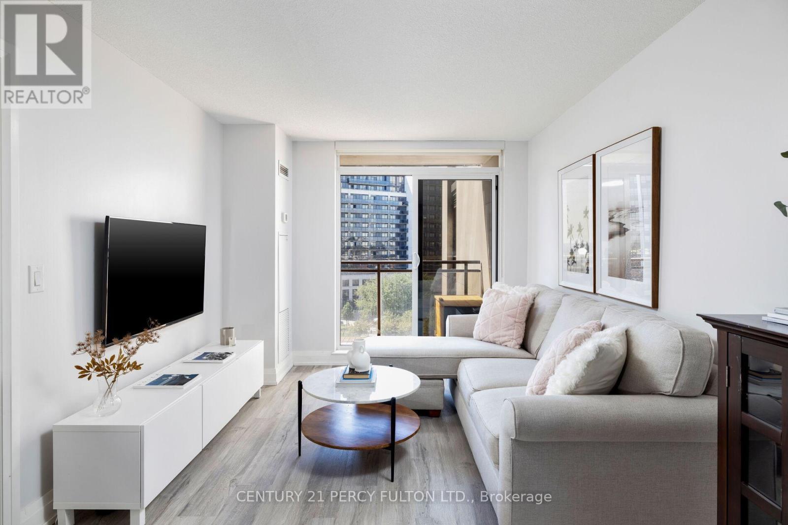 801 - 1 De Boers Drive, Toronto, ON - Indoor Photo Showing Living Room