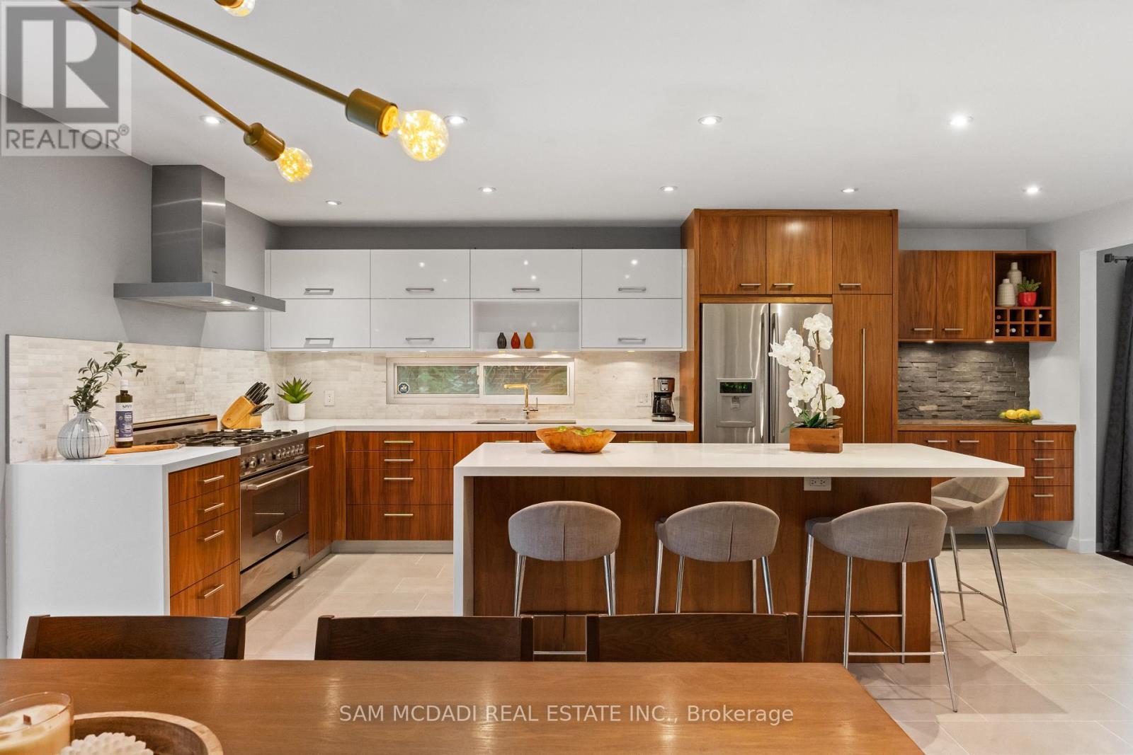 2480 Parmeer Drive, Mississauga, ON - Indoor Photo Showing Kitchen With Upgraded Kitchen