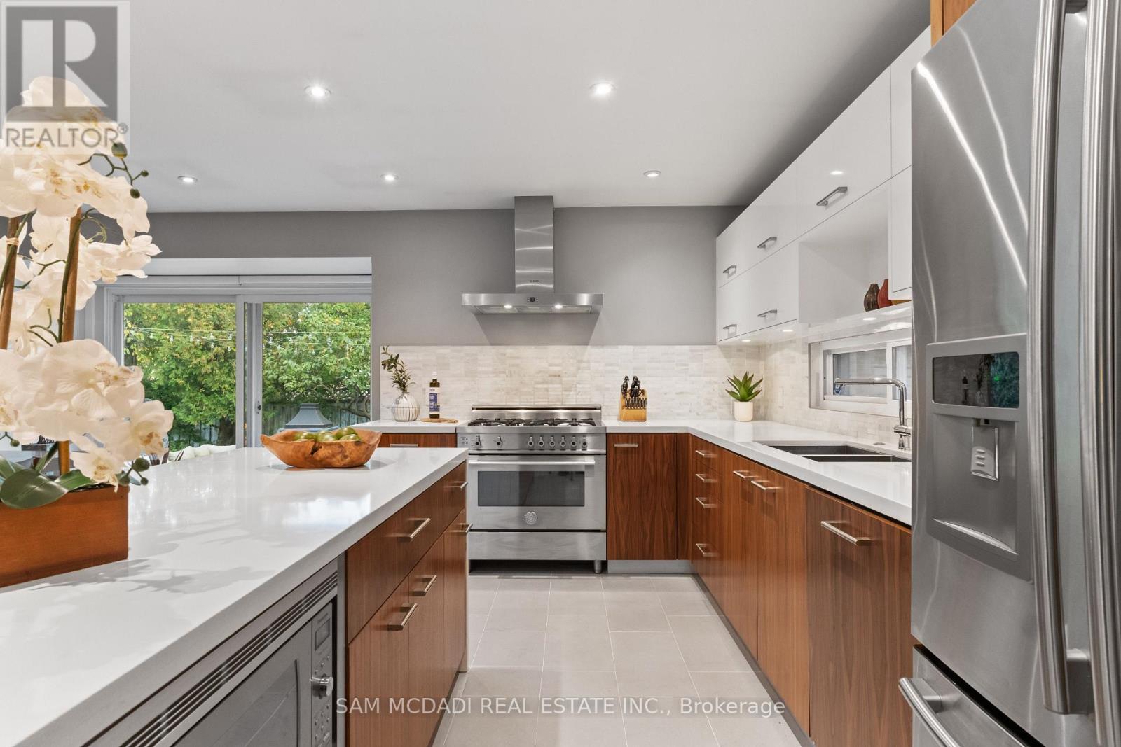 2480 Parmeer Drive, Mississauga, ON - Indoor Photo Showing Kitchen With Double Sink With Upgraded Kitchen