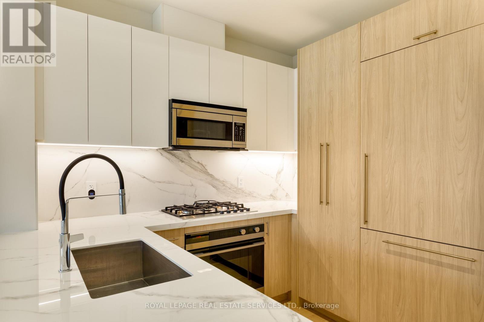 307 - 123 Maurice Drive, Oakville, ON - Indoor Photo Showing Kitchen With Upgraded Kitchen