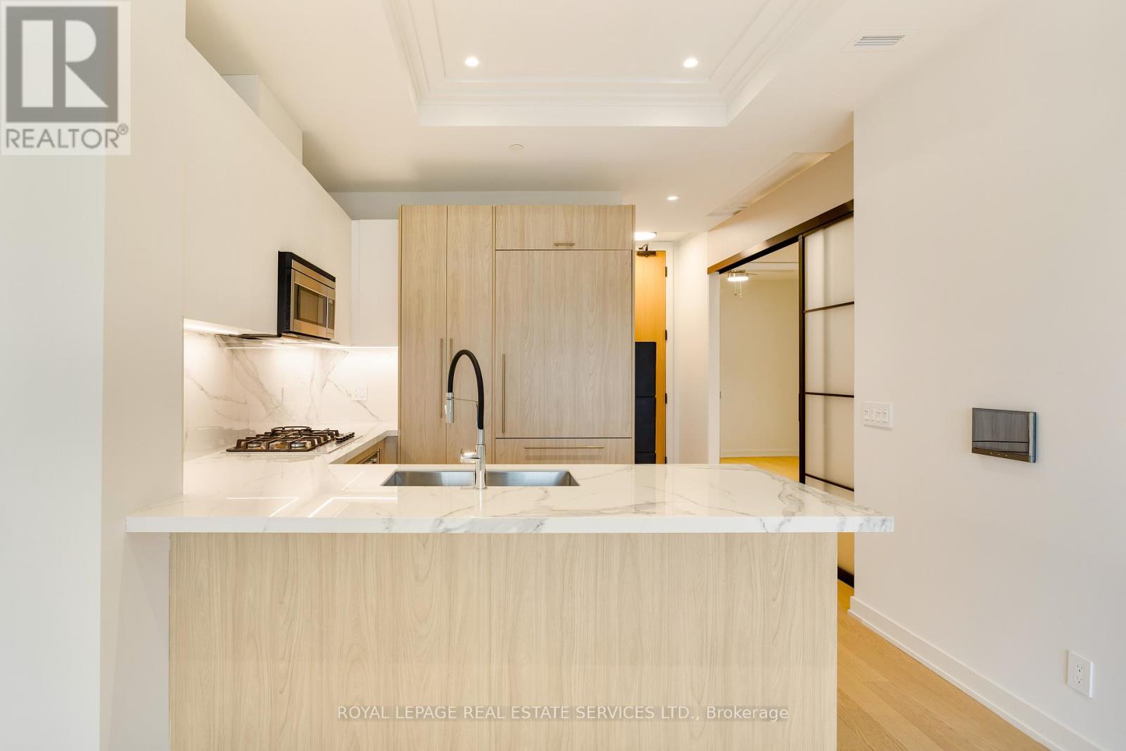 307 - 123 Maurice Drive, Oakville, ON - Indoor Photo Showing Kitchen With Double Sink