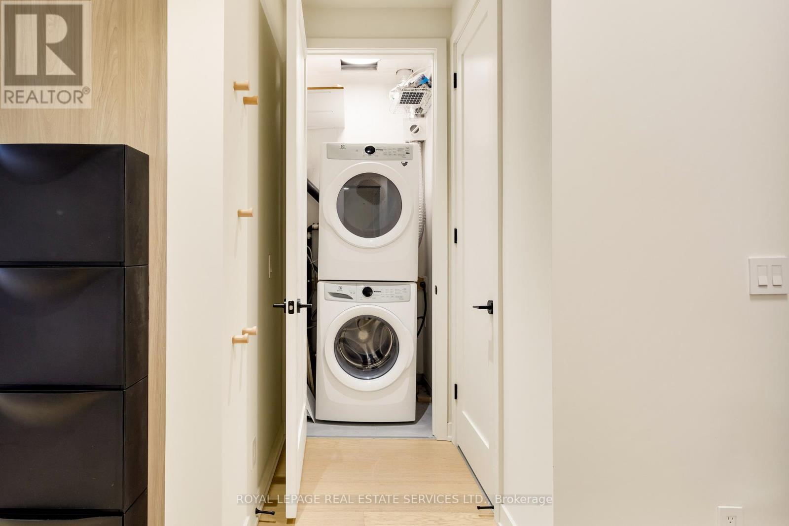 307 - 123 Maurice Drive, Oakville, ON - Indoor Photo Showing Laundry Room