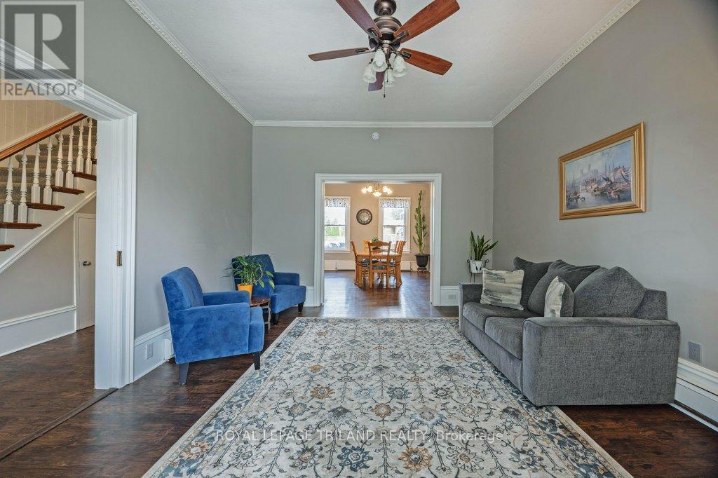 217 Shackleton Line, Dutton/Dunwich (Dutton), ON - Indoor Photo Showing Living Room