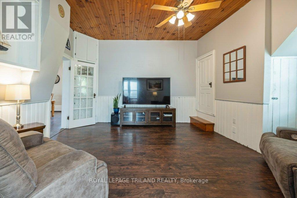 217 Shackleton Line, Dutton/Dunwich (Dutton), ON - Indoor Photo Showing Living Room