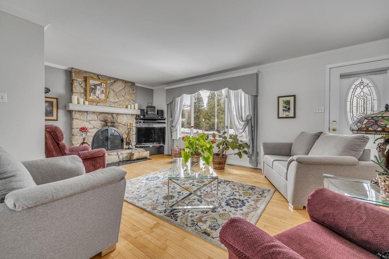 Living room - 133 Rue Caron, Lévis (Desjardins), QC - Indoor Photo Showing Living Room With Fireplace