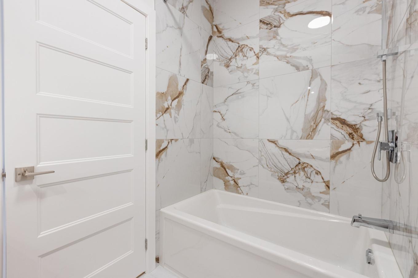 Salle de bains - 11387 Av. L'Archevêque, Montréal (Montréal-Nord), QC - Indoor Photo Showing Bathroom