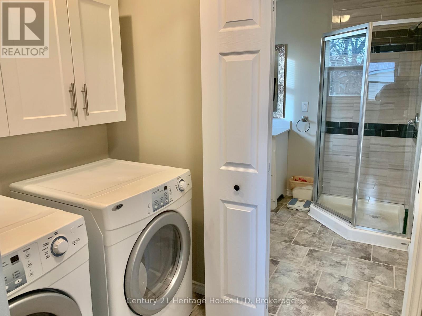 13 Knoll Street, Port Colborne (Main Street), ON - Indoor Photo Showing Laundry Room