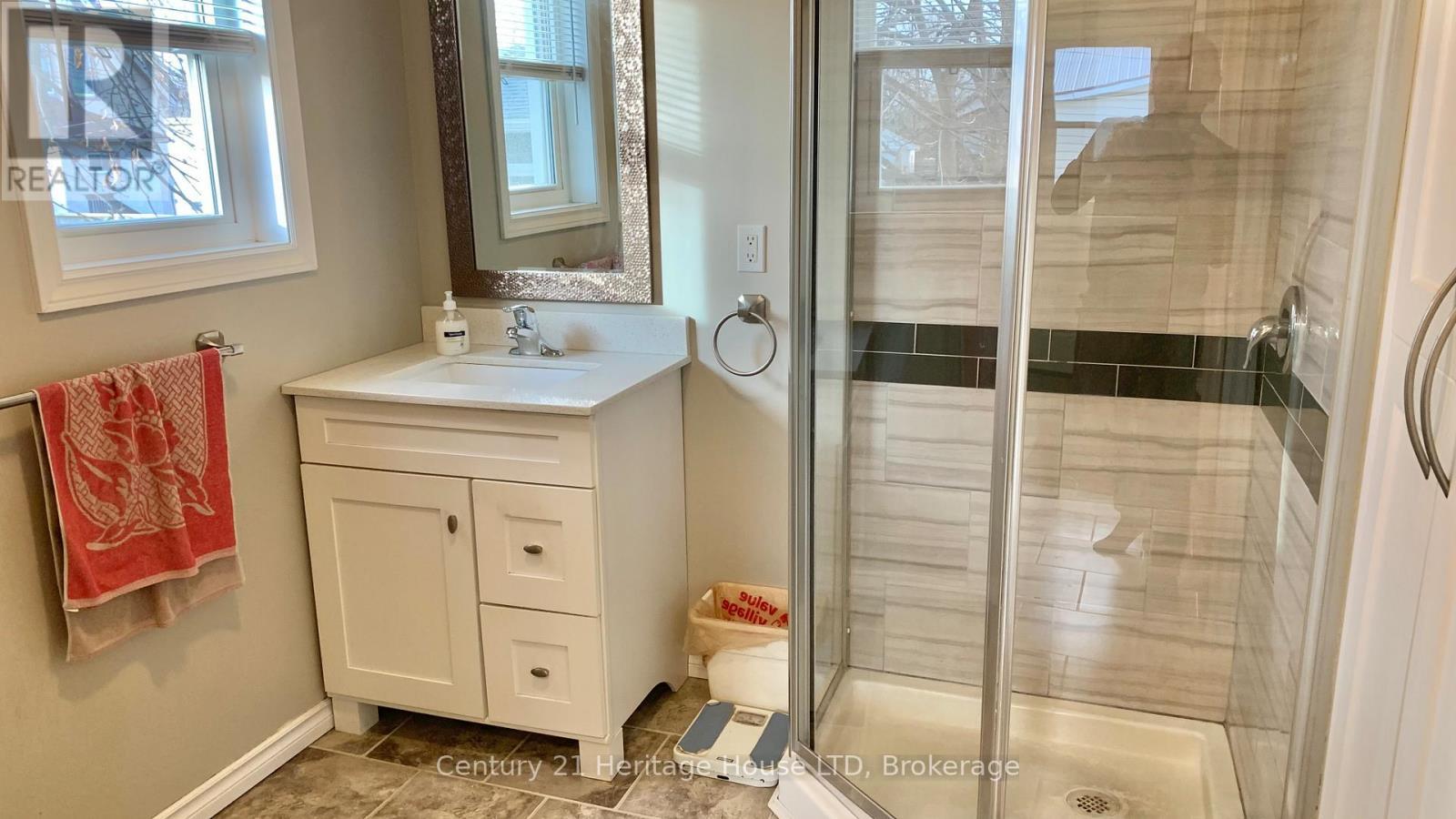 13 Knoll Street, Port Colborne (Main Street), ON - Indoor Photo Showing Bathroom