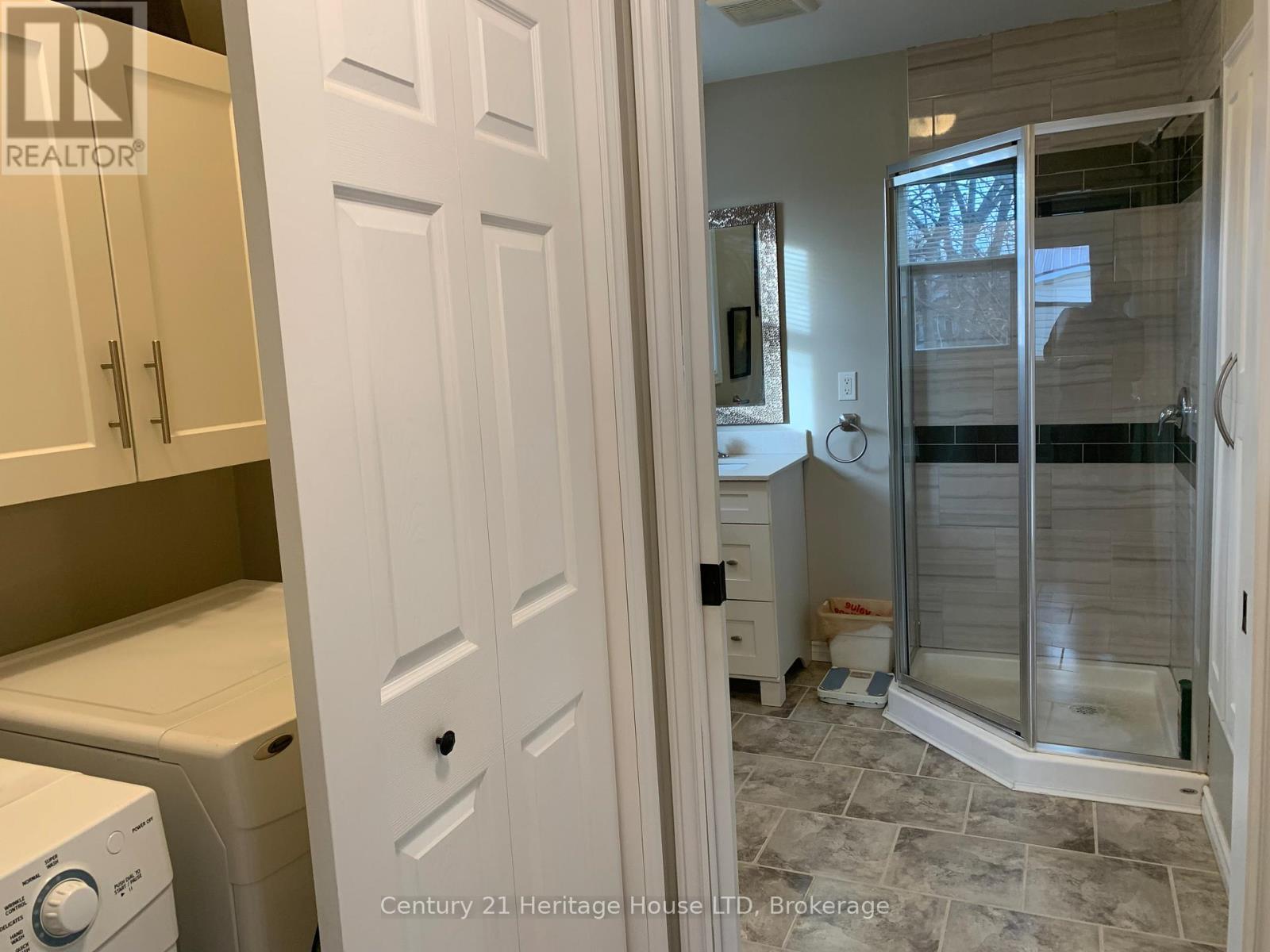 13 Knoll Street, Port Colborne (Main Street), ON - Indoor Photo Showing Laundry Room