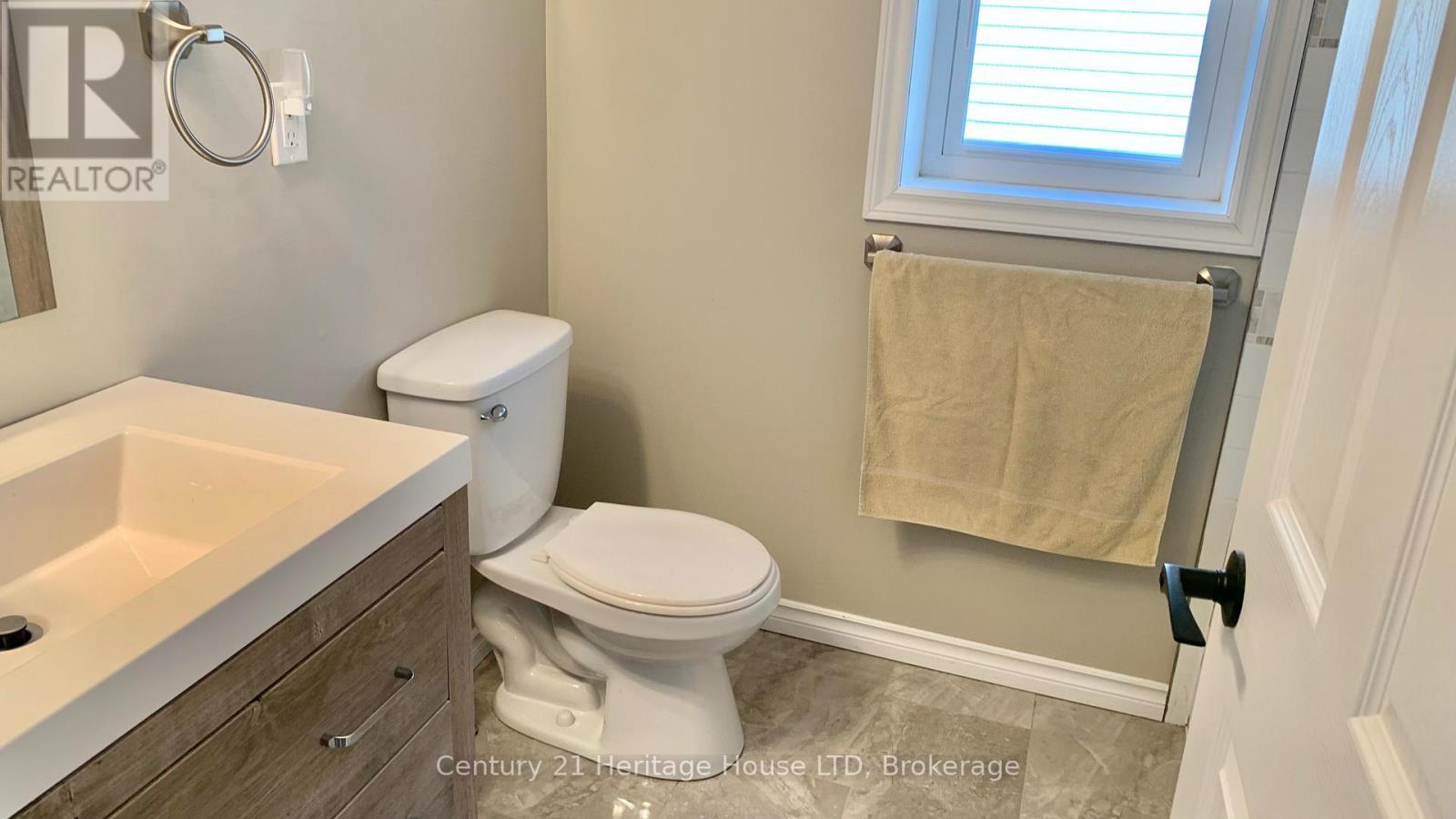 13 Knoll Street, Port Colborne (Main Street), ON - Indoor Photo Showing Bathroom