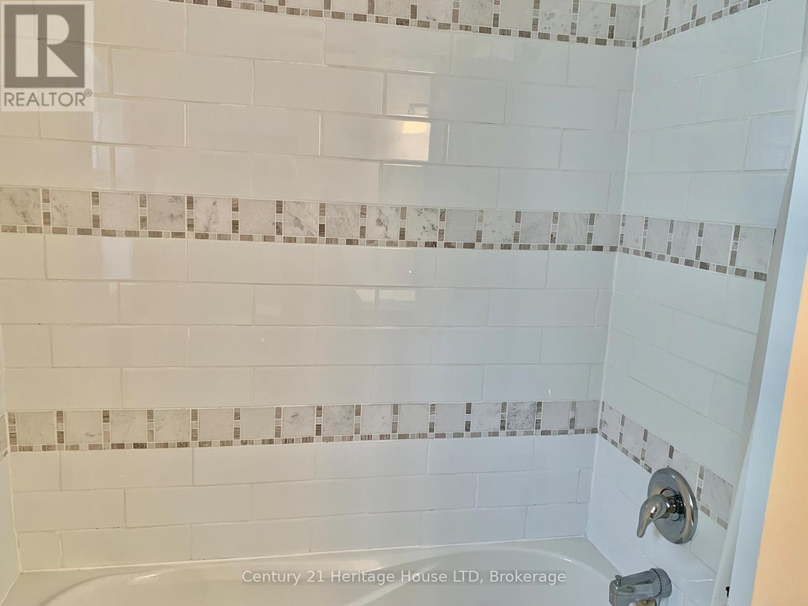 13 Knoll Street, Port Colborne (Main Street), ON - Indoor Photo Showing Bathroom