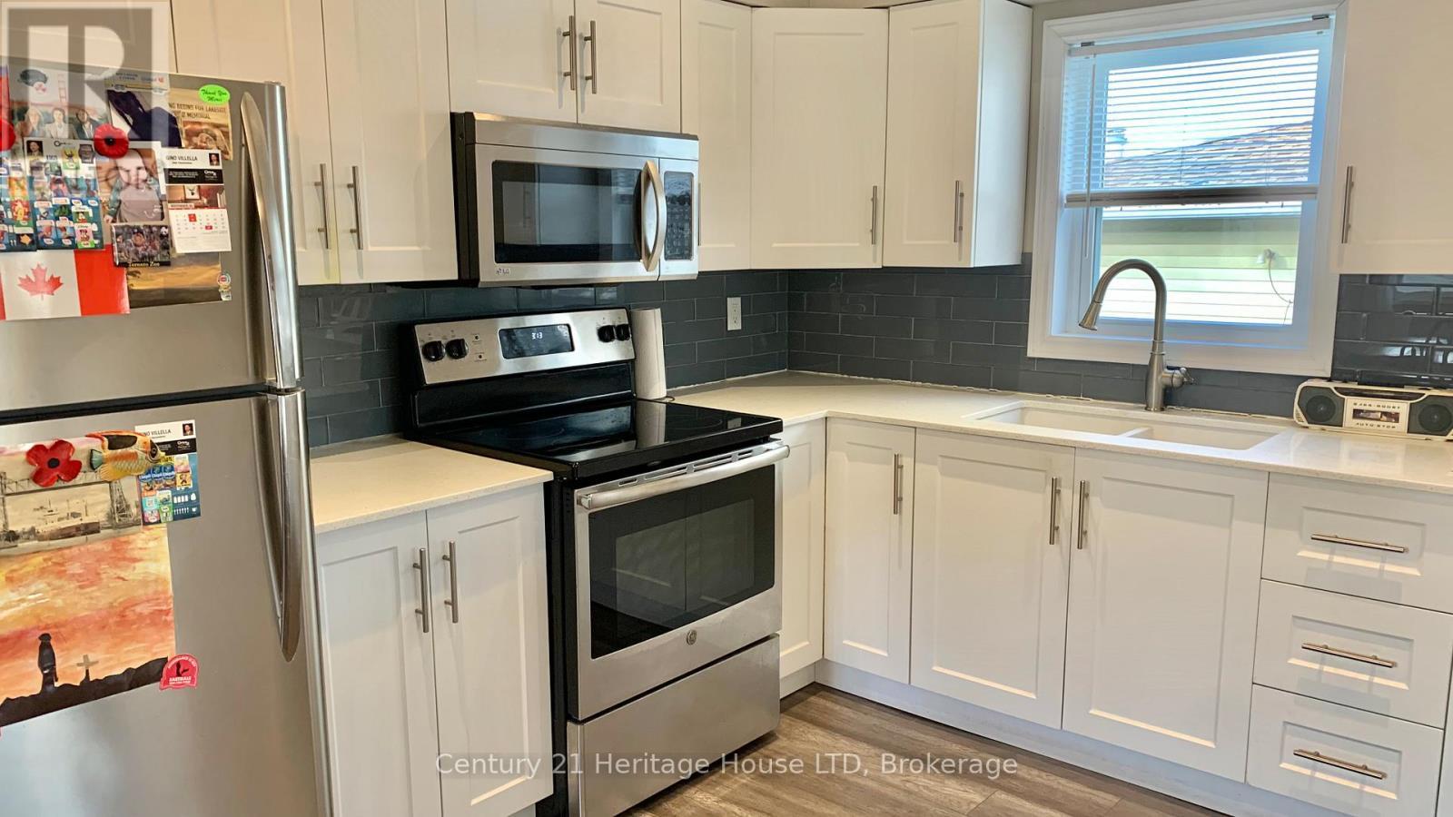 13 Knoll Street, Port Colborne (Main Street), ON - Indoor Photo Showing Kitchen With Double Sink With Upgraded Kitchen