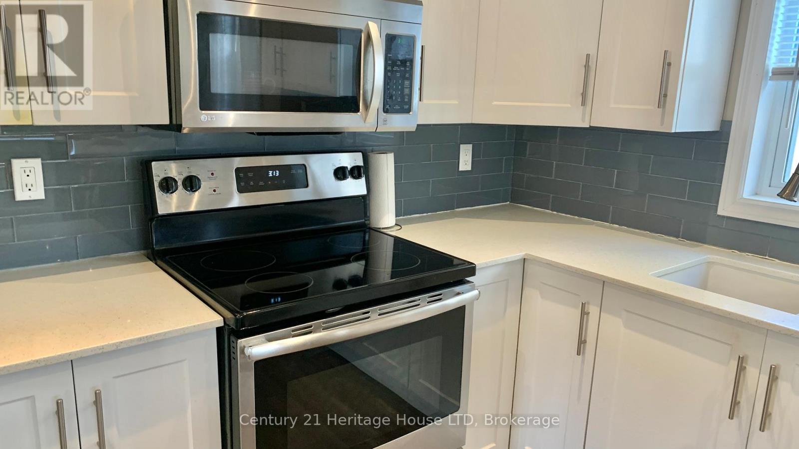 13 Knoll Street, Port Colborne (Main Street), ON - Indoor Photo Showing Kitchen