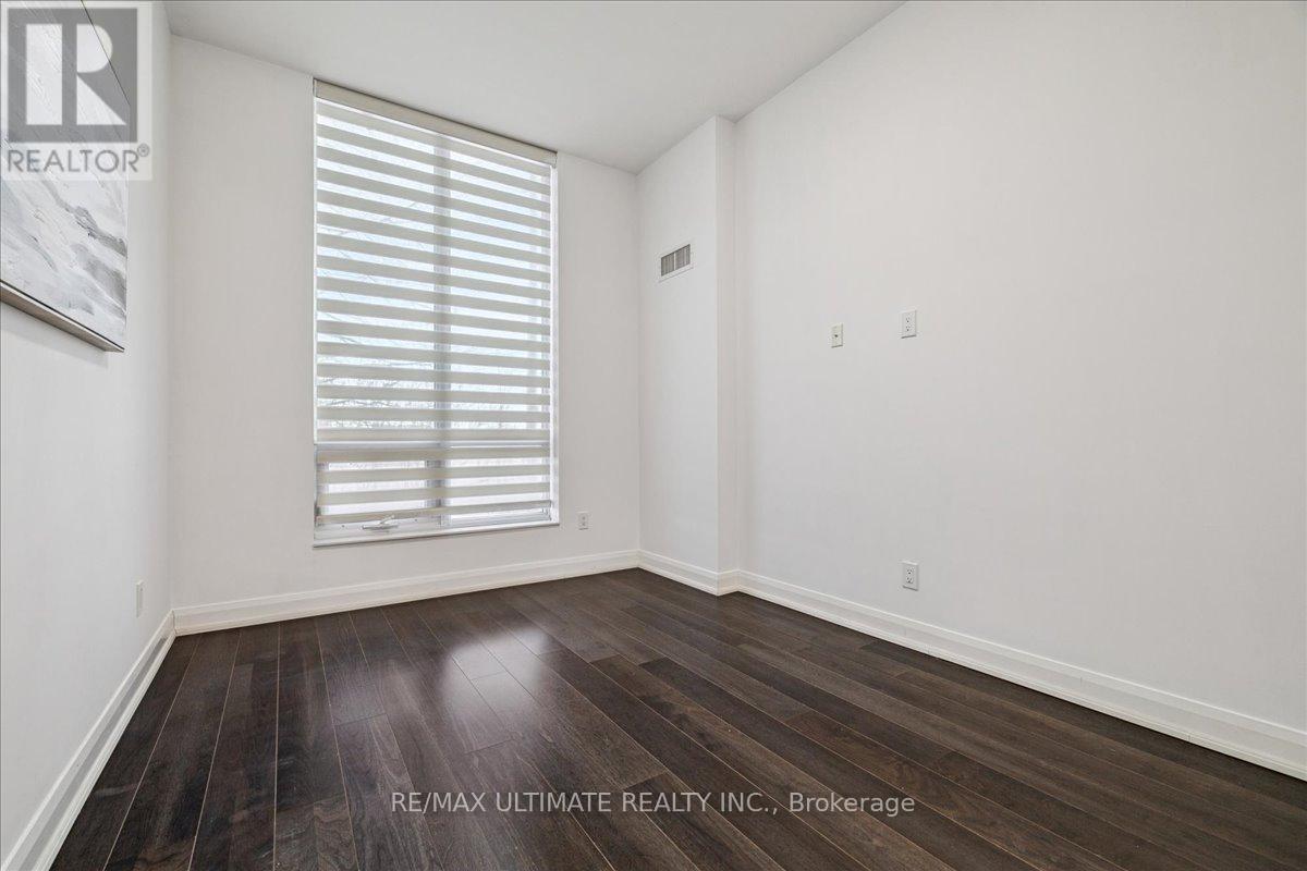 Glass Tile Backsplash - 110 - 2480 Prince Michael Drive, Oakville, ON - Indoor Photo Showing Kitchen