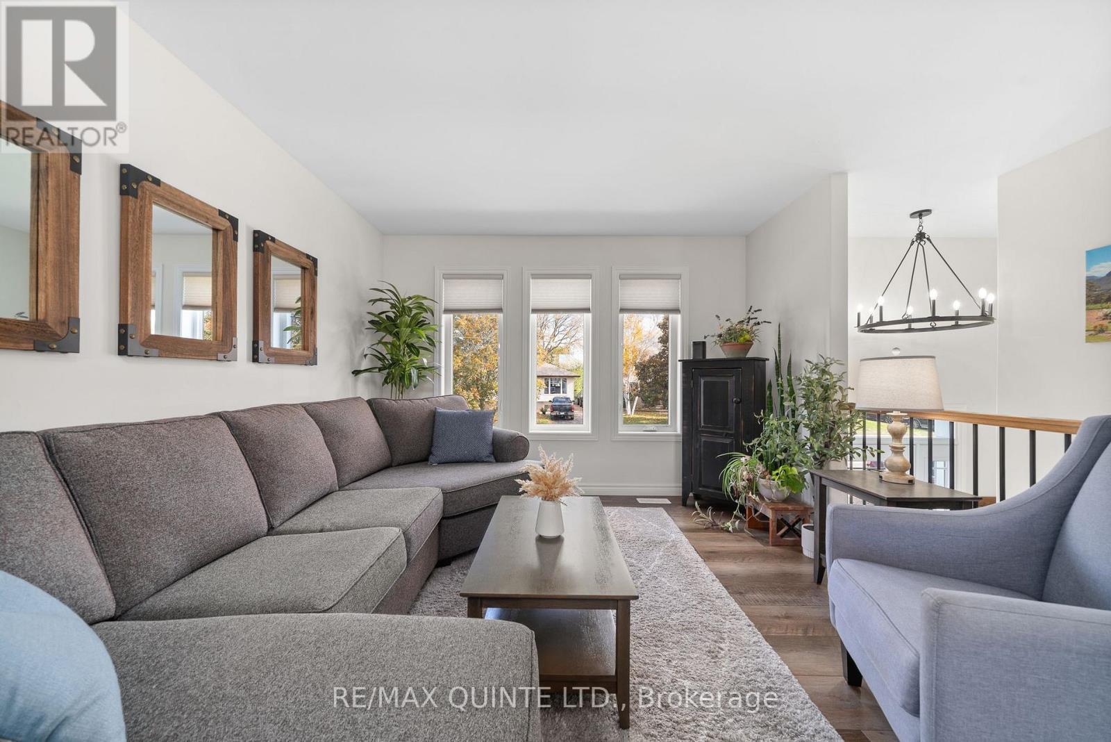 56 Alnet Drive, Belleville (Belleville Ward), ON - Indoor Photo Showing Living Room